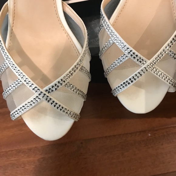 Peep toe formal shoe by nina corita style. Sz 8.5
Wedding pumps - Picture 8 of 8